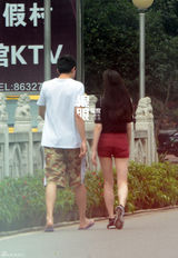 组图：林更新蒋梦婕散步吃拉面 挽胳膊轻抚背