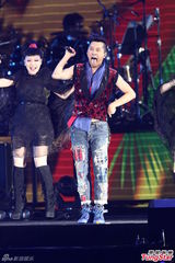 组图：多变哈林(庾澄庆)唱金曲 登小巨蛋万人同欢