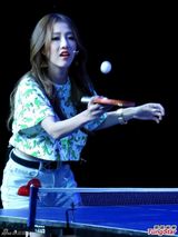 组图：弦子参加综艺节目露小蛮腰彰显清新可爱