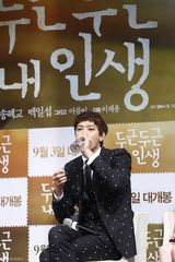 组图：宋慧乔粉嫩宣传新片 短裙落座险走光