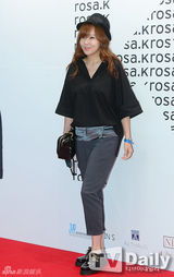 组图：2PM尼坤帅气亮相秀长腿 挑战设计师