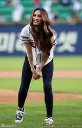 组图：梅根-福克斯为韩棒球赛开球 可爱卖萌