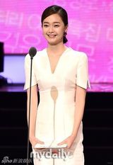 组图：SISTAR等偶像团体献唱韩国广播颁奖礼