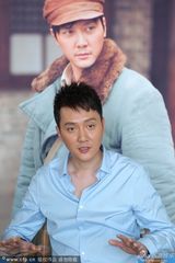 组图：《黄金时代》冯绍峰受访 汤唯白裙露甜笑