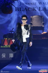 组图：吴建豪柯有伦代言走秀主打摇滚风