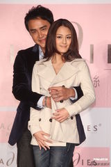 组图：明道代言女性内衣享艳福 与靓模亲密接触