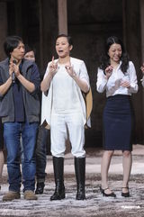 组图：《贾宝玉》首轮结束 何韵诗谢幕亲吻女演员