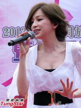 组图：王心凌穿白色薄纱裙演绎丝袜诱惑