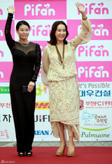 高清组图：秀爱黑礼服美艳电影节 申世京斜肩裙抢镜