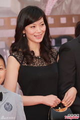 组图：万梓良携太太及亲友亮相金像奖红毯