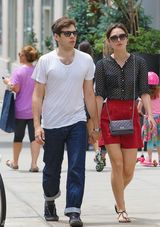 组图：凯拉-奈特莉与男友甜蜜逛街 透视装惹眼