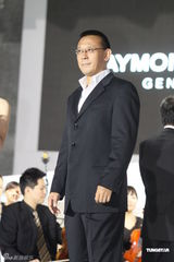 组图：姜文对妻子呵护有加 周韵与男模热聊晾老公