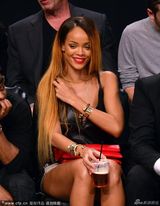 组图：蕾哈娜金发红唇野性 吊带装俯身泄春光