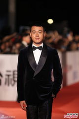 组图：《中国合伙人》佟大为陈可辛显亲密