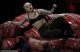 组图：LadyGaga巡演骚味浓 穿肉片装与猛男肉搏