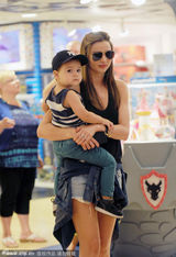 组图：辣妈米兰达热裤出街显平胸 儿子吃手呆萌