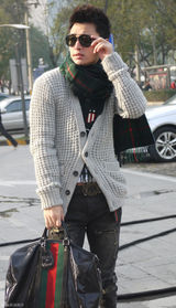 高清图：贾乃亮街拍LOOK开衫毛衣搭配温暖围巾