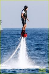 组图：莱昂纳多变身水上钢铁侠 飞离水面引围观