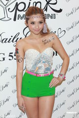 组图：徐濠萦出席新店开幕 不避讳去私人会所游泳