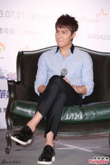 组图：李敏镐穿衬衫帅气亮相 台上憨笑吐舌卖萌