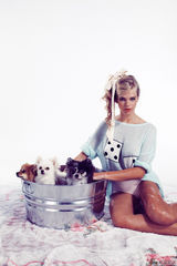 组图：嫩模格拉芙复古大片 玩角色扮演秀美乳