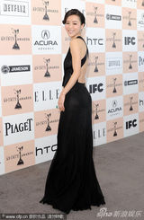 组图：张静初黑色深V展东方魅力 胸光隐现秀钻饰