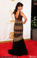 组图：《新闻编辑室》康斯坦斯-古默亮相艾美