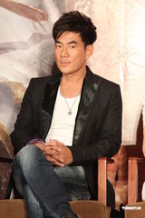 组图：刘晓庆卷发扮嫩 张柏芝缺席《杨门》宣传