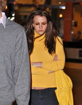 幻灯图集：布兰妮和男友看电影 不满狗仔摆黑脸