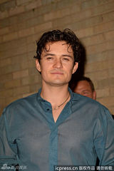 组图：奥兰多布鲁姆演剧 半透视上衣风情露点