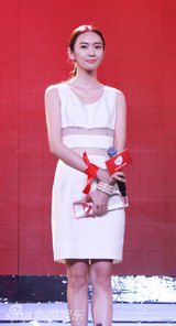 组图：童瑶荣获慈善殊荣 倡导真诚感恩的公益态度