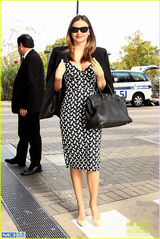 组图：贴心好闺蜜!米兰达潮装陪怀孕好友做检查