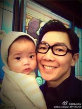 组图：品冠1岁儿子萌照 网友期待参加《爸爸》