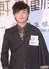 组图：张敬轩为舞台剧损失大 钟舒漫低胸需报备