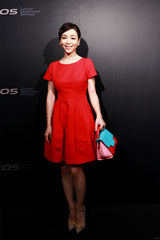 组图：张静初红裙亮相北京 娇艳花容倾城优雅