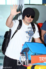 组图：朴贞雅等人返韩 机场时尚风格各异