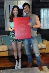 组图：《新娘大作战》杀青 倪妮Angelababy互吻喝交杯