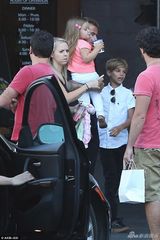 组图：贝克汉姆当孩子王带娃出街 小七粉色头饰抢眼