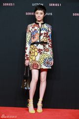 组图:孙俪演绎早春印花裙装 明艳动人惹人追捧