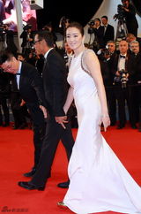 组图：《归来》戛纳首映 巩俐气场强大如女王