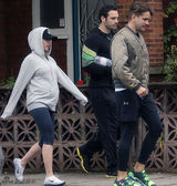 组图：斯嘉丽挺孕肚出街 与未婚夫开心嬉闹