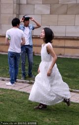 组图：周冬雨白裙现身一路小跑 助理挡镜头护驾