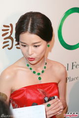 组图：胡杏儿否认与女助手绯闻 称仍喜欢男生