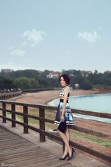 组图：王一楠清新漫步海边 拥抱夏日浪漫