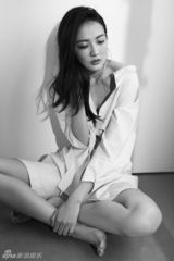 组图：徐璐性感杂志写真 睡衣上阵致命诱惑