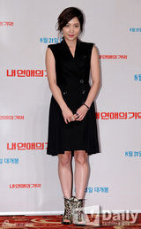 组图：姜艺媛出席发布会 透视黑衣显性感