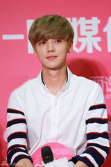 组图：鹿晗帅气犯二无止境 如此逗比依旧萌翻