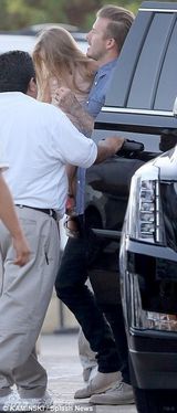 组图：贝嫂出街忙新店装修 爸爸当家小七变邋遢