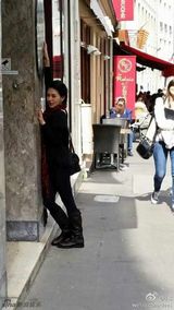 组图：辣妈心花怒放！小S巴黎街头玩风骚秀性感