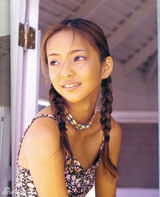 策划:逆生长典范！37岁安室奈美惠仍似17岁少女